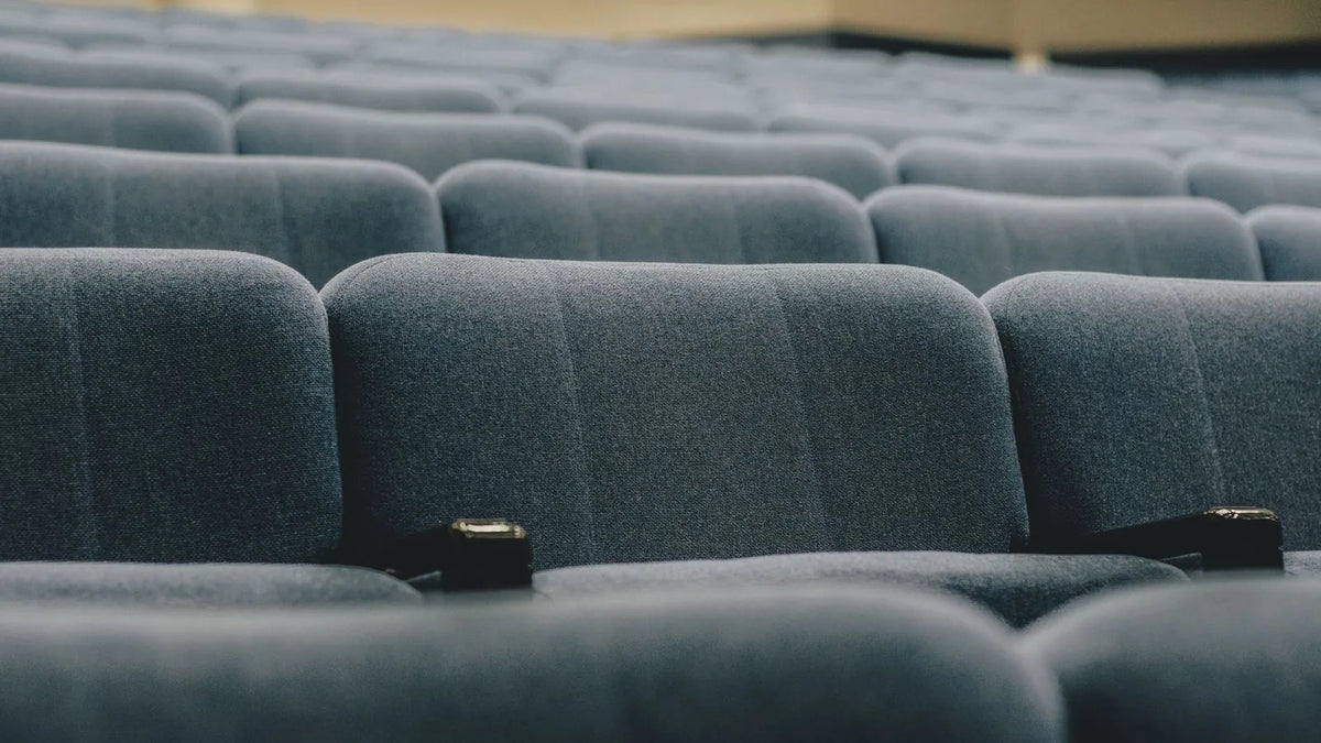 Butacas vacías de un auditorio