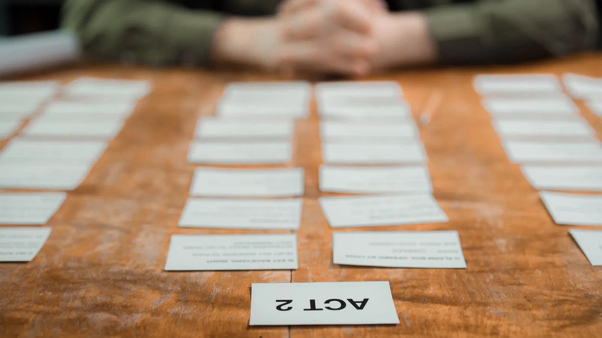 Tarjetas de papel ordenadas en filas sobre una mesa de madera