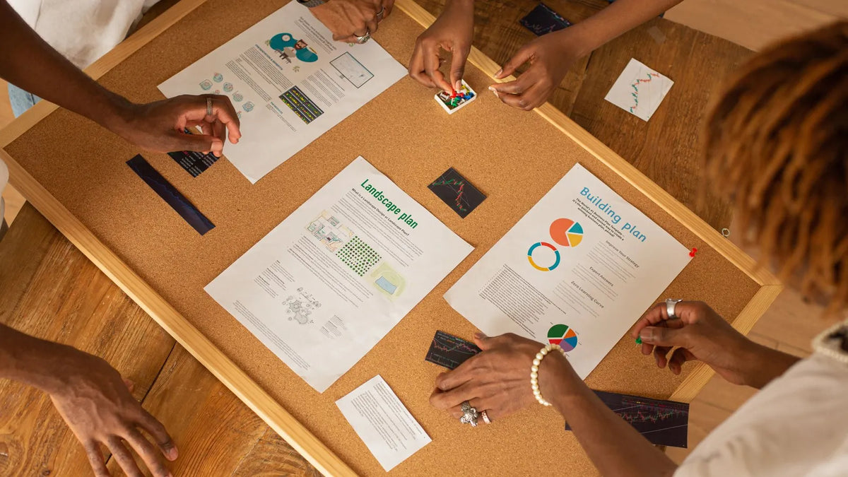 Equipo revisando gráficos impresos sobre una mesa