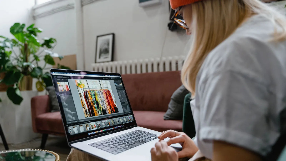 Diseñadora recortando una foto vertical en la pantalla de una laptop