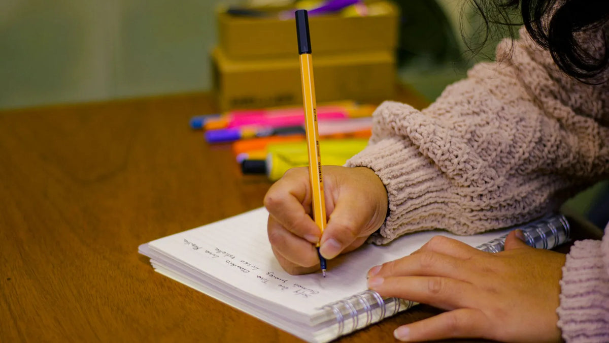 Manos revisando un texto impreso y marcando frases con un bolígrafo