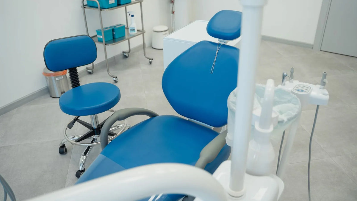 Sillón de un consultorio dental vacío y ordenado