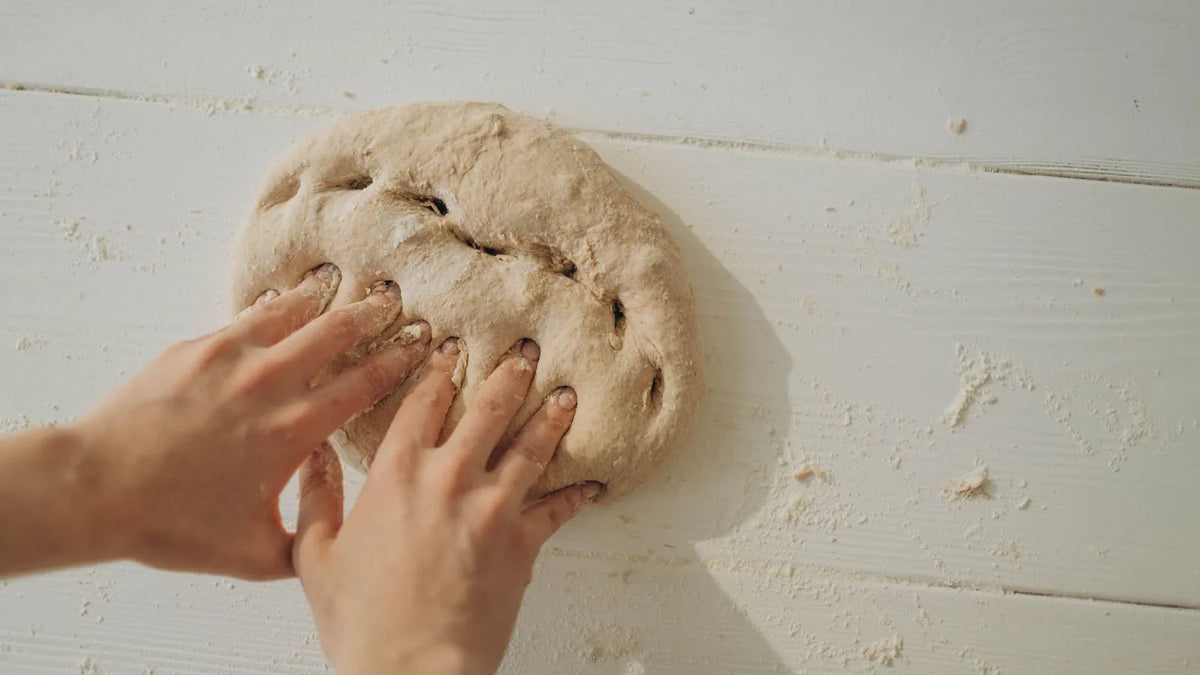 Manos amasando una masa de pan