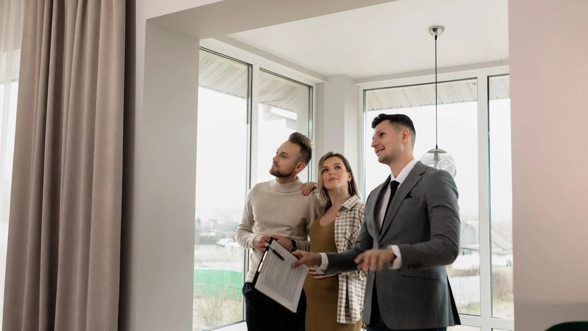 Agente inmobiliario mostrando una casa a una pareja