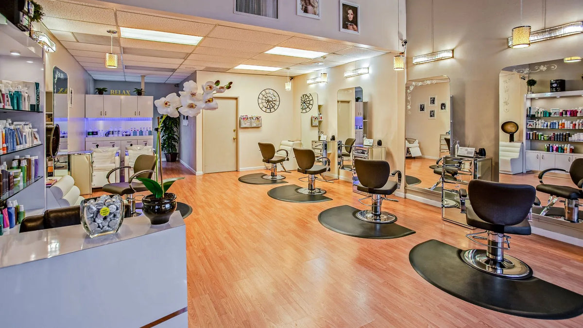 Salón de belleza con sillas y espejos listo para recibir clientes