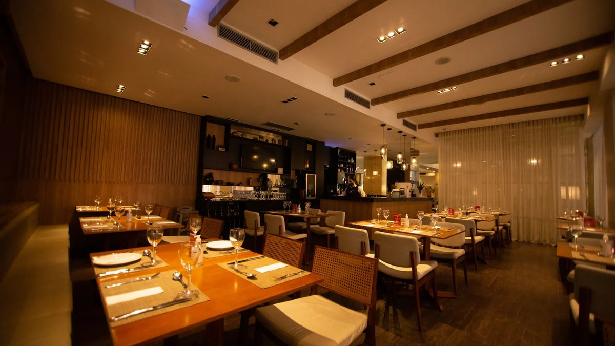 Salón de un restaurante con mesas preparadas