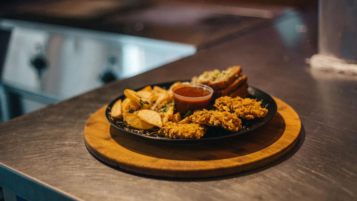 Plato servido sobre la barra de un restaurante