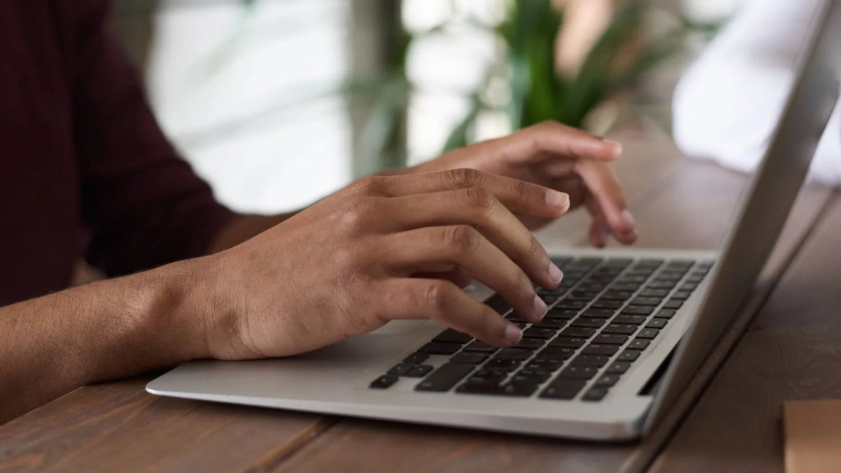 Persona escribiendo una búsqueda en una laptop