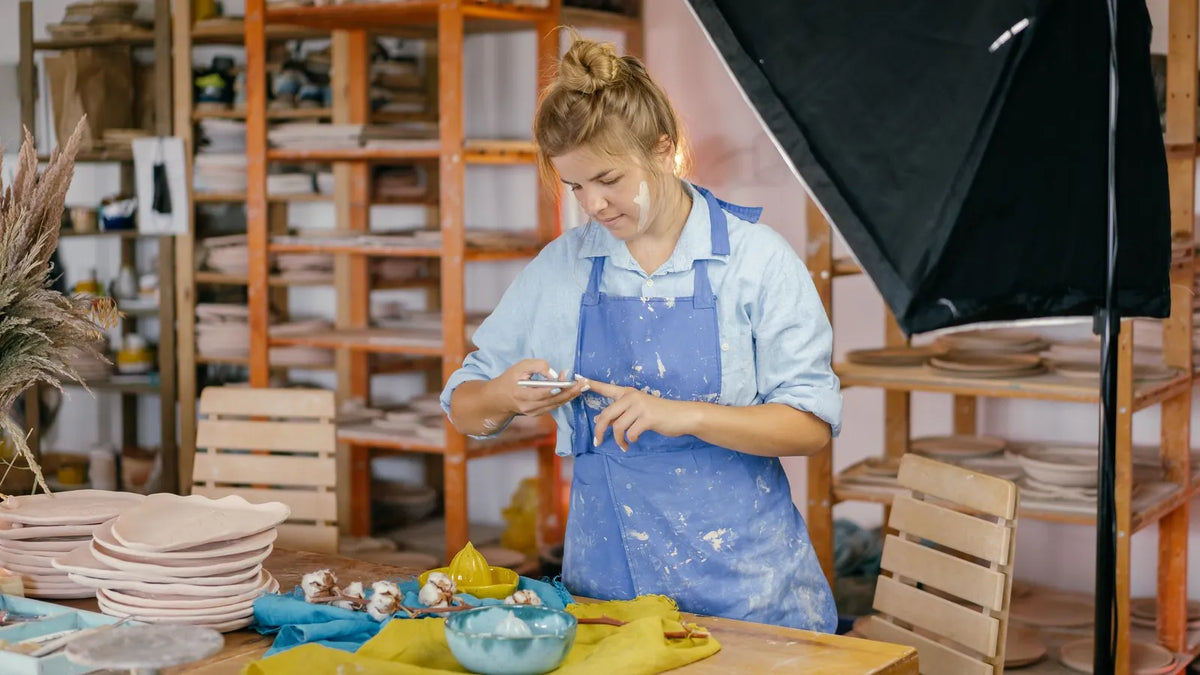 Dueña de un pequeño taller de cerámica trabajando en su estudio