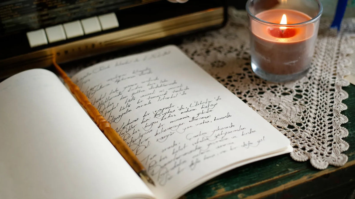 Cuaderno abierto con notas escritas a mano