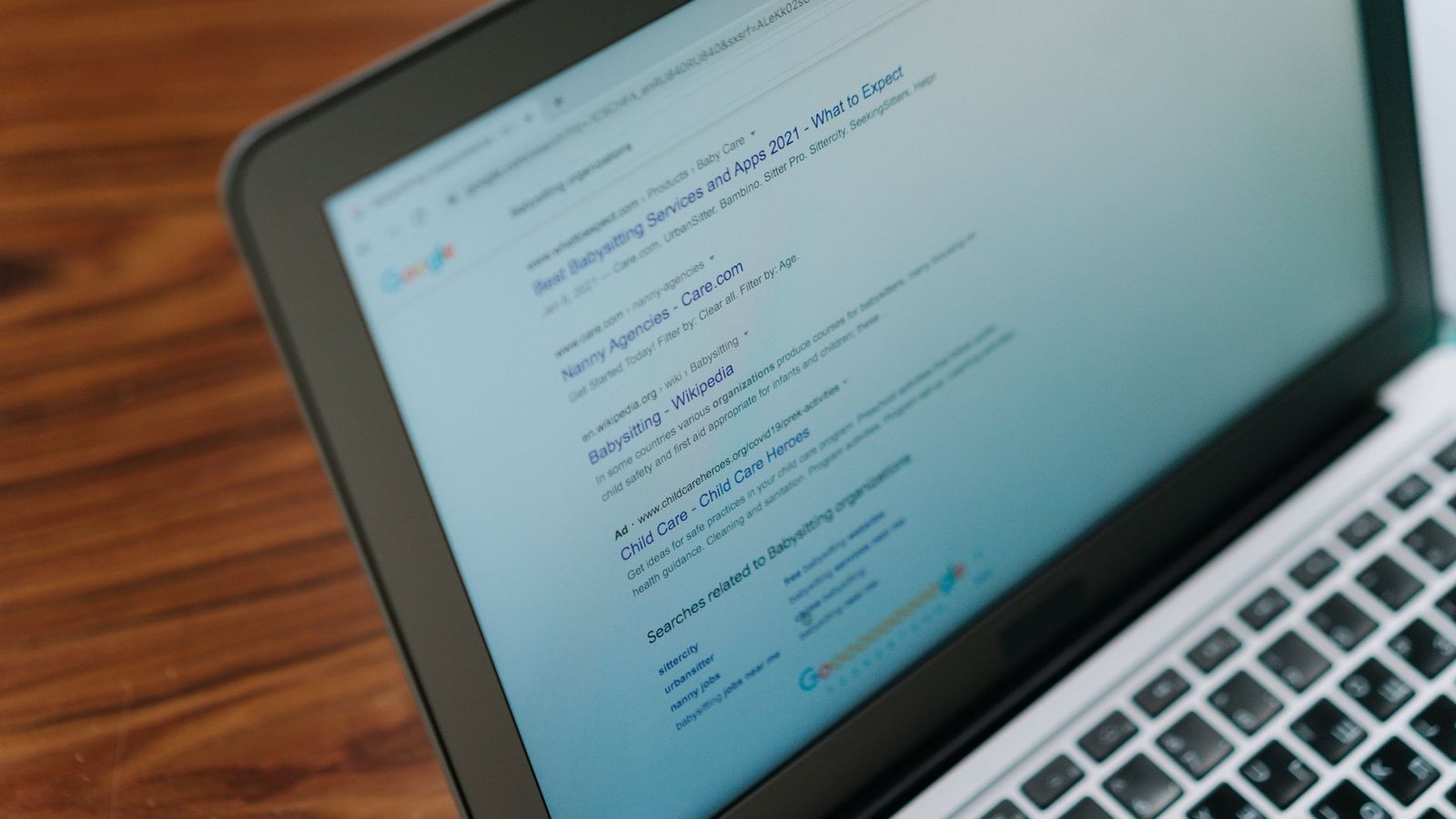 Pantalla de laptop con una página de resultados de búsqueda