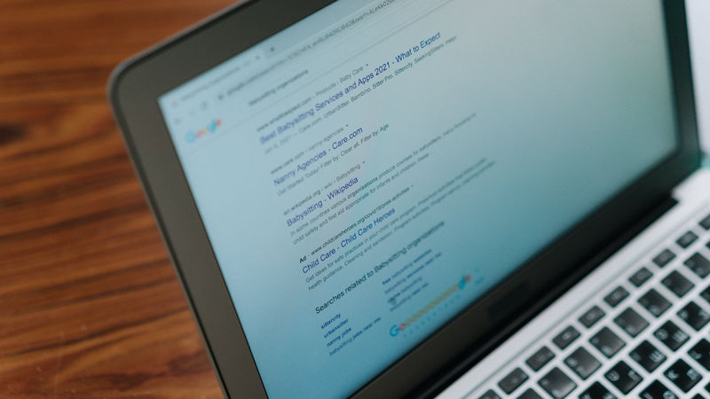 Pantalla de laptop con una página de resultados de búsqueda