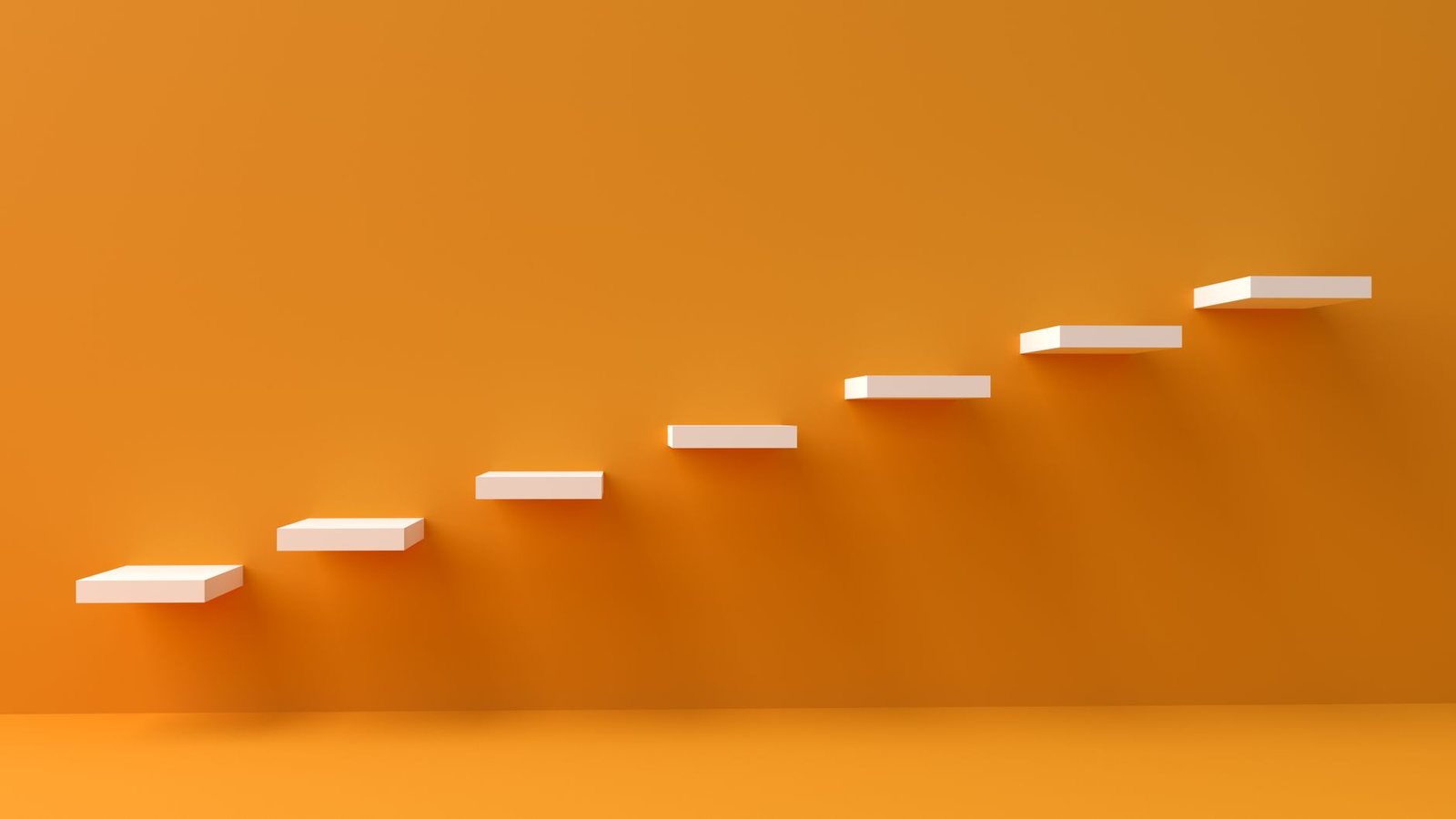Escalones blancos que suben sobre una pared naranja